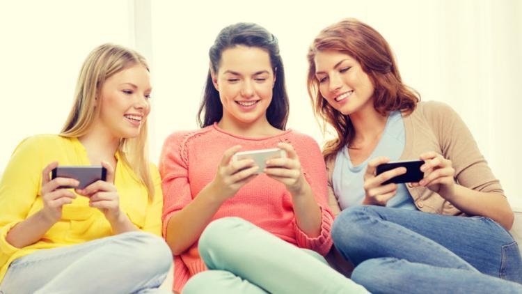 Kadınlar mobilde erkeklerden daha fazla vakit geçiriyor!