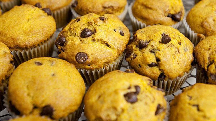 Bol baharatlı ve çikolatalı balkabaklı muffin