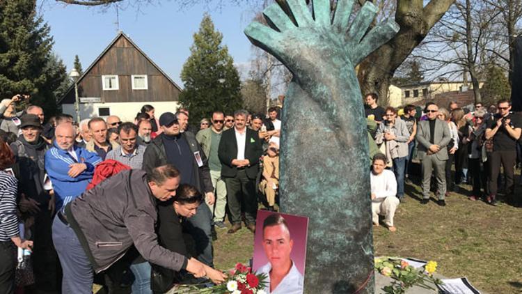 Burak’ın anıtına kimyasal madde attılar