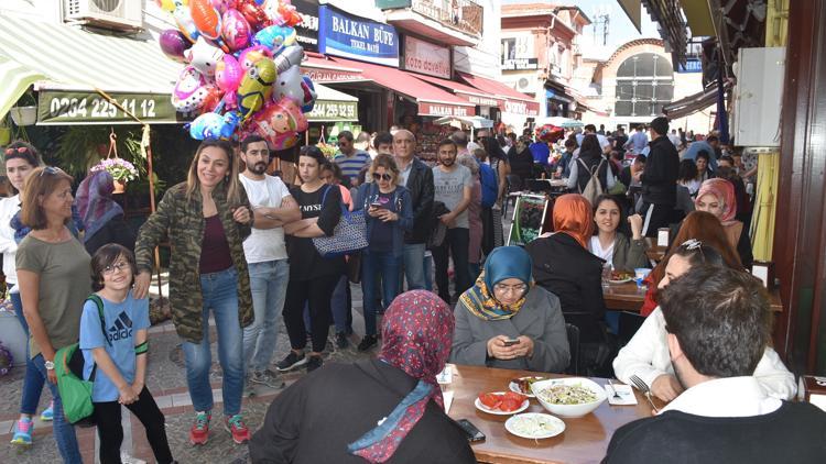 Uzun kuyruklar oluştu! İsyan ettiler: Yetişemiyoruz