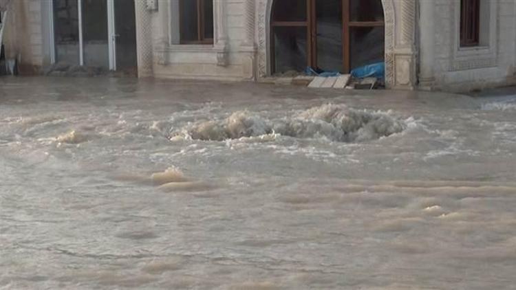 Nusaybin De Su Borusu Patladi Yollar Gole Dondu