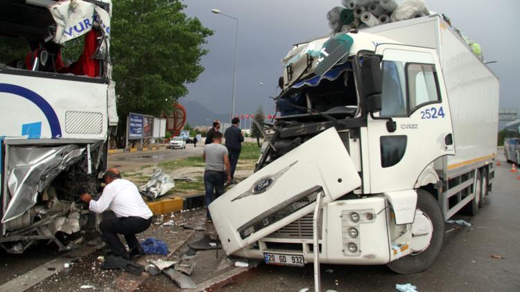 Kamyon yolcu otobüsüne çarptı: Çok sayıda yaralı var