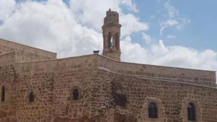 Midyat'ta manastırın çan kulesine yıldırım düştü