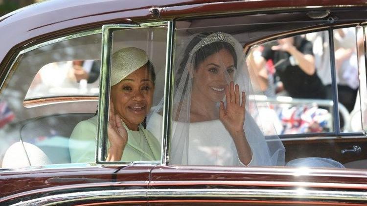 Meghan Markle'ın gelinliği sosyal medyaya damga vurdu... İşte kraliyet düğünü fotoğrafları