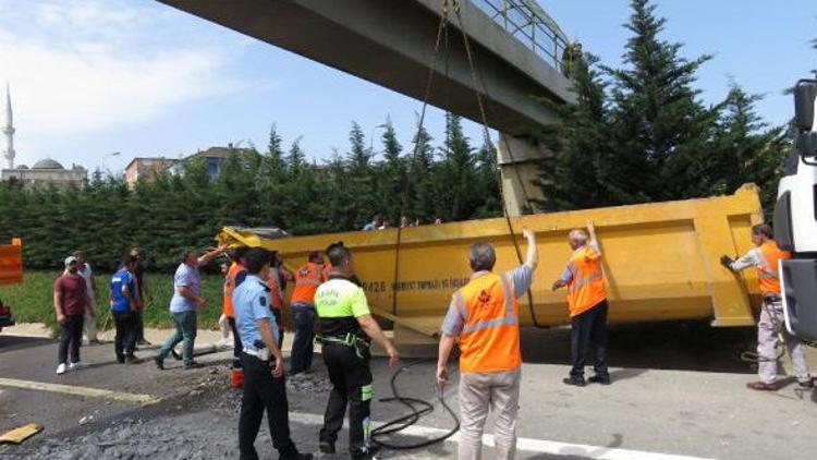 Hafriyat kamyonu üst geçide takıldı