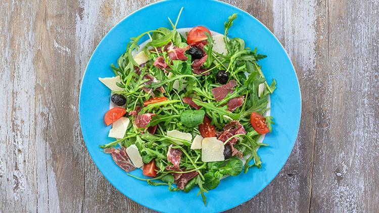 Füme dilimli salata tarifi
