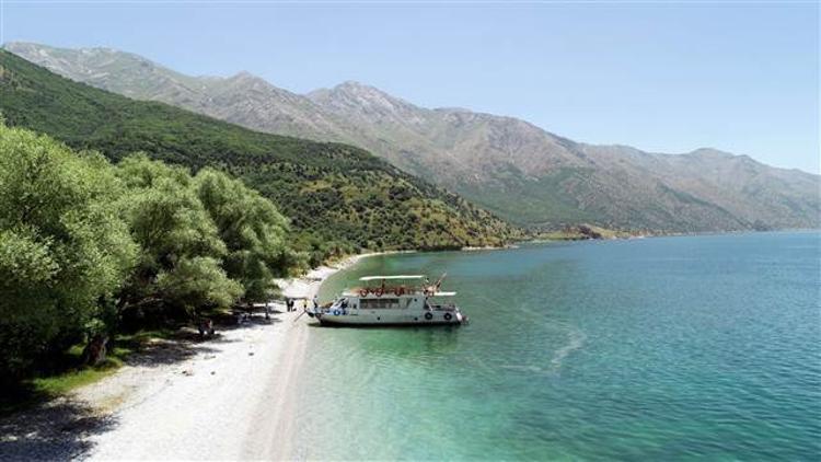 Van Gölü'nün saklı koyları... Sadece teknelerle 3 saatte gidilebiliyor