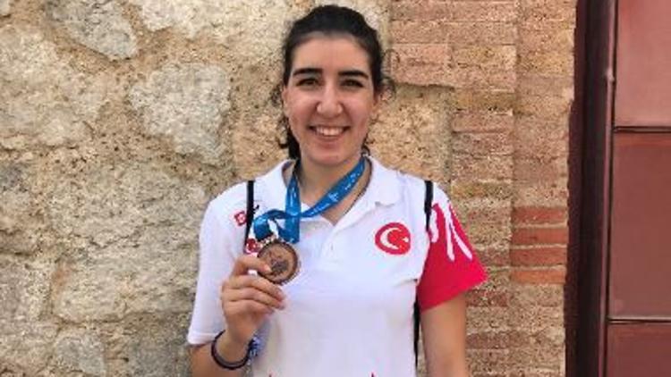 Psikoloji Bölümü okuyan Melis Durul, Vakıfbank’tan ayrılış süreci ile ilgili açıklamalarda bulundu