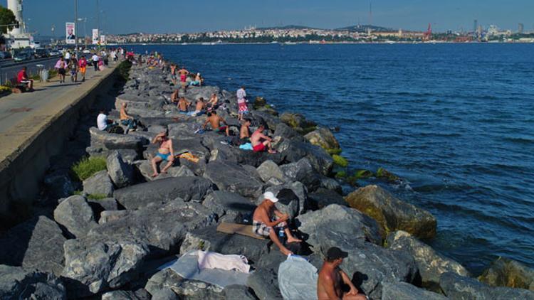 Plaja döndü! Taşların üstünde güneşlendiler