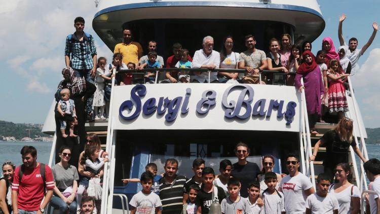 Suriyeli çocuklara Boğaz turu