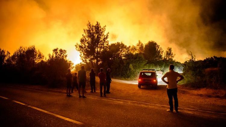 Brezilya'da 8 otobüs ateşe verildi, kamu binalarına ateş açıldı