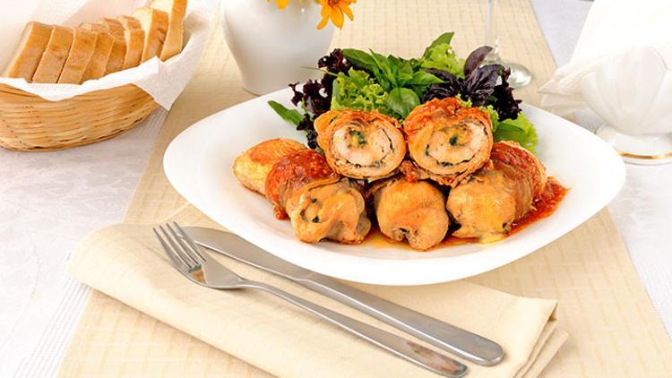 Ceviz pesto ve pastırmalı tavuk sarma tarifi