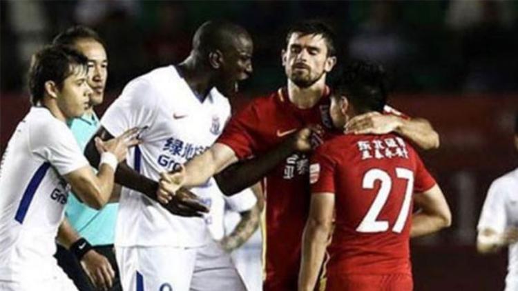 Demba Ba çılgına döndü! Çin'de olay var!