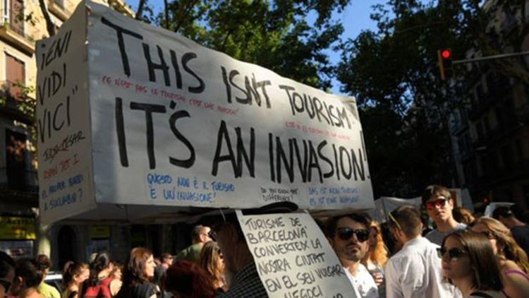 İspanya’da turistlere ‘Kendini balkondan at’ çağrısı!