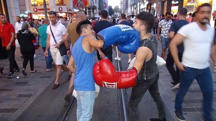 İstiklal Caddesi'nde boks maçı
