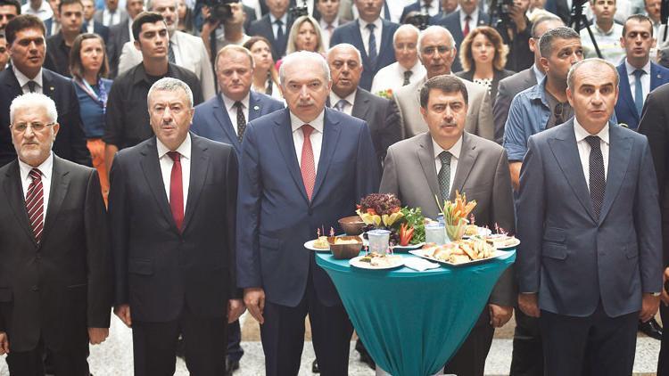 Hâkim ve savcılar hiyerarşi ilişkisi içinde olmamalıdır