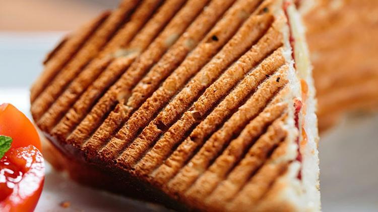 Domatesli pastırmalı tost tarifi
