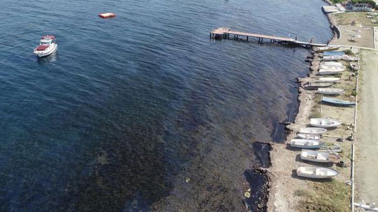 Bakan açıkladı! Foça'da denize akaryakıt boşaltan gemi bulundu