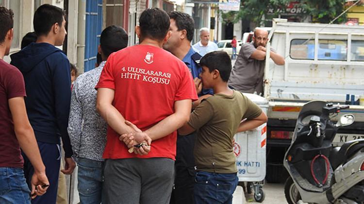 Balkonda oynuyordu... Görenler yardımına koştu
