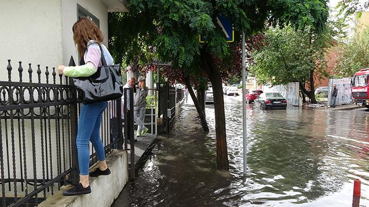 İstanbul'un gözde semti bu hale geldi! Ne yol kaldı ne kaldırım
