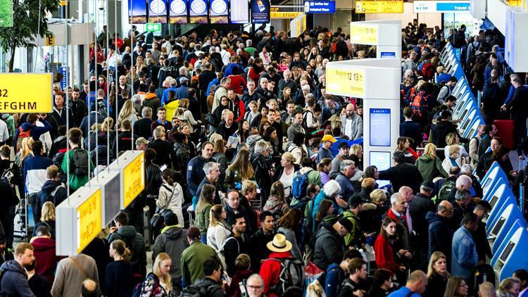 Amsterdam’da yüzlerce uçuş iptal edildi