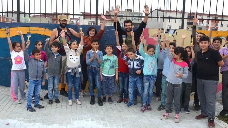 'Uçan Kütüphane' okulu renklendirdi