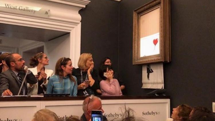 Banksy'nin Kırmızı Balonlu Kız eseri kendini öğütmesine rağmen satıldı