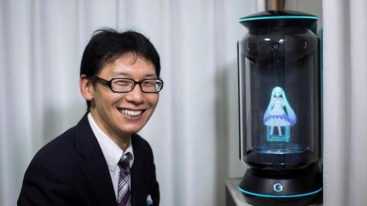 Hologramla evlendi, annesi düğününe gitmedi