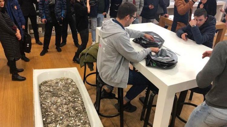 Bir küvet dolusu bozuk parayla iPhone XS satın aldı!