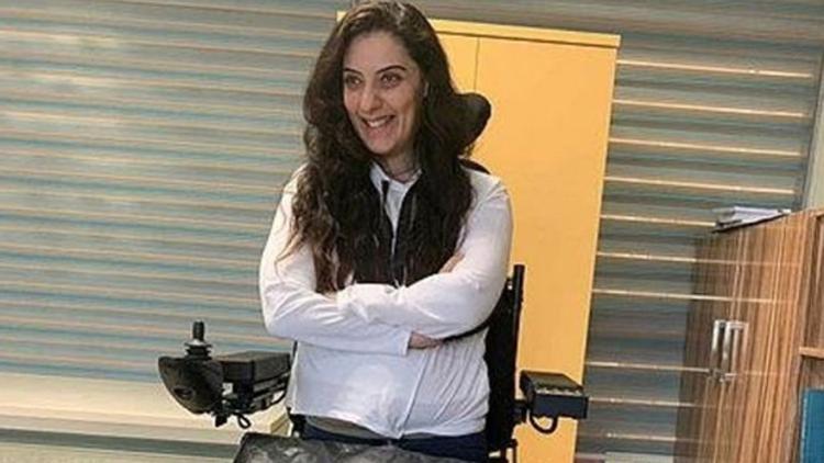 Felç kaldı, Hawking gibi çalışıp iki üniversite bitirdi