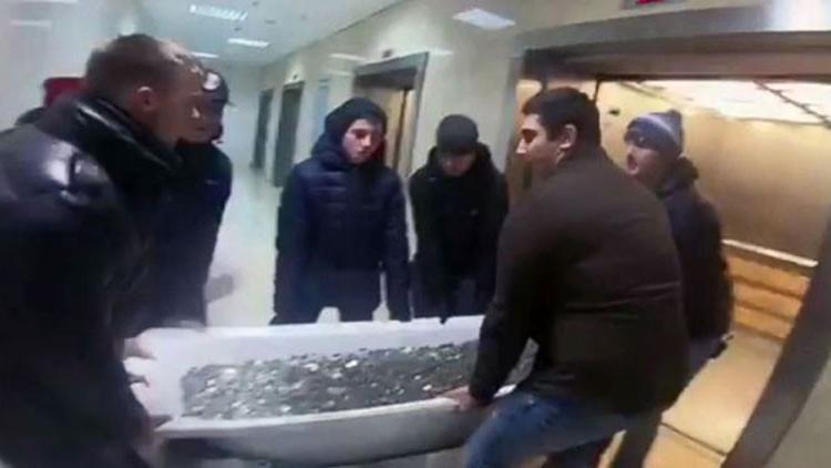 Bir küvet dolusu bozuk para ile telefon satın aldı