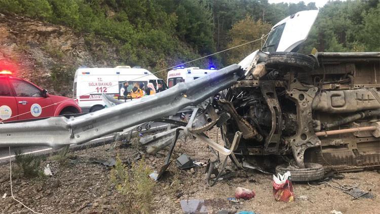Son dakika: Antalya'da yolcu minibüsü devrildi