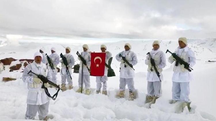 Kato Dağı’nda operasyondaki Mehmetçiklerden 'Öğretmenler Günü' mesajı