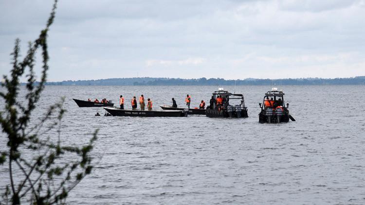 Uganda'da yolcu teknesi battı