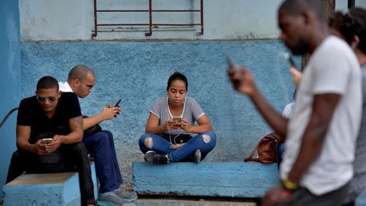 Küba'da cep telefonlarında internet servisi başlıyor