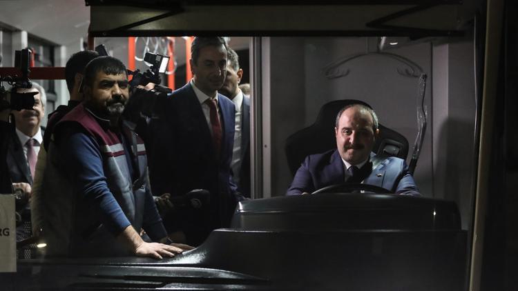 Bakan Varank, yerli elektrikli otobüsün direksiyonuna geçti