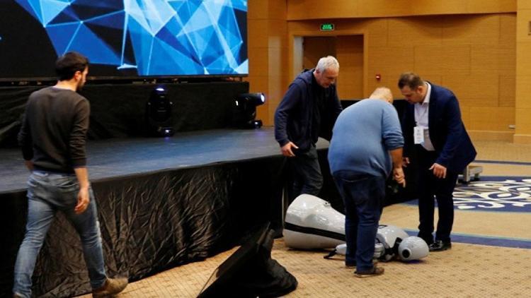 İnsansı robot müziğin ritmine kapılıp sahnede düştü