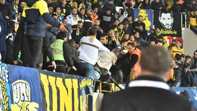 Fenerbahçe tribününde bıçaklı kavga!