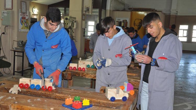 Lise öğrencilerinden ahşap oyuncaklar