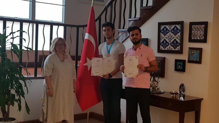 Tayland'da bilim ödülü kazanan öğrenciye Büyükelçi Akgün'den tebrik