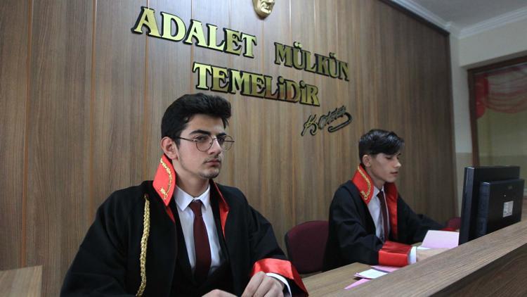 Sınıfı duruşma salonuna çevirdiler