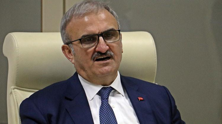 Valiyi isyan ettiren sürücü: Hem sol şerit ihlali hem de el kol hareketi yapınca...