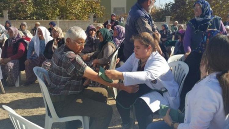 Üniversite öğrencileri köylerde sağlık taraması yaptı