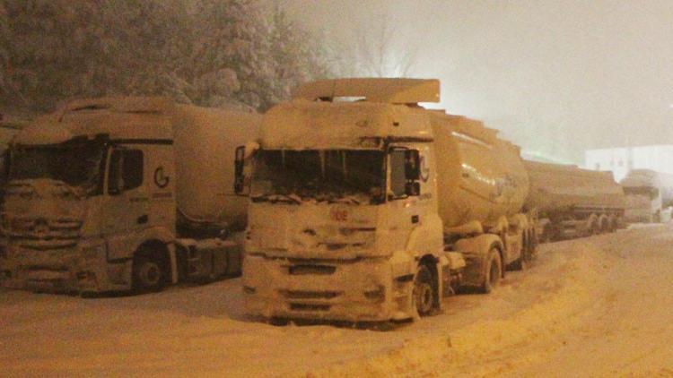 Bolu'da yoğun kar yağışı... Tırların geçişine izin verilmiyor