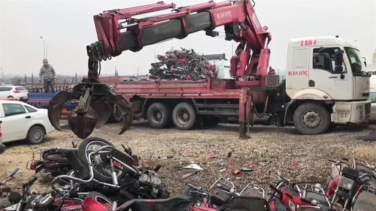 Çürümeye terk edilmişlerdi... Böyle tırlara yüklendi