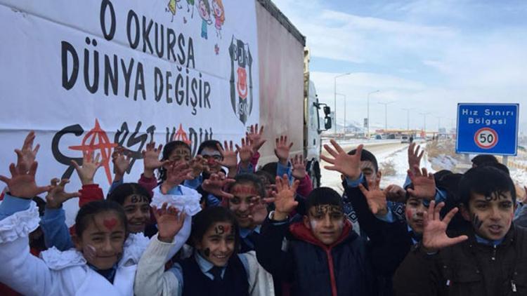 "Çarşı Kadın" taraftar grubundan öğrencilere yardım