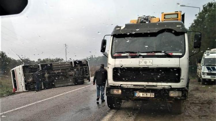 İzmir'de işçi servisi devrildi: 17 yaralı