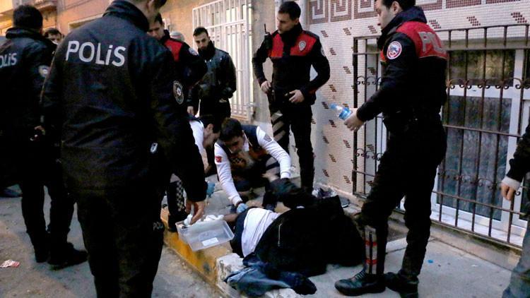 Cep telefonunu çaldığı kişiyi bıçakladı, kaçarken düşünce ağır yaralandı
