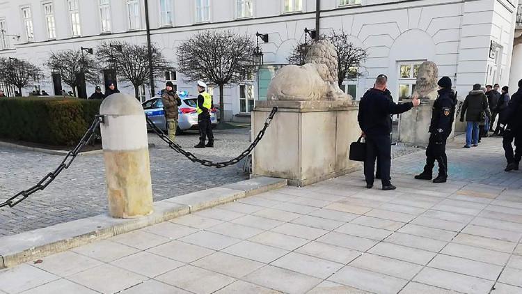 Varşova'da gergin dakikalar!