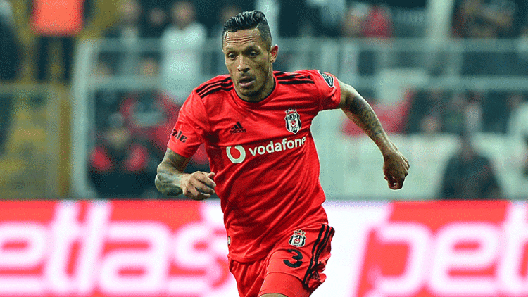Adriano, Beşiktaş'ın teklifini beğenmedi!